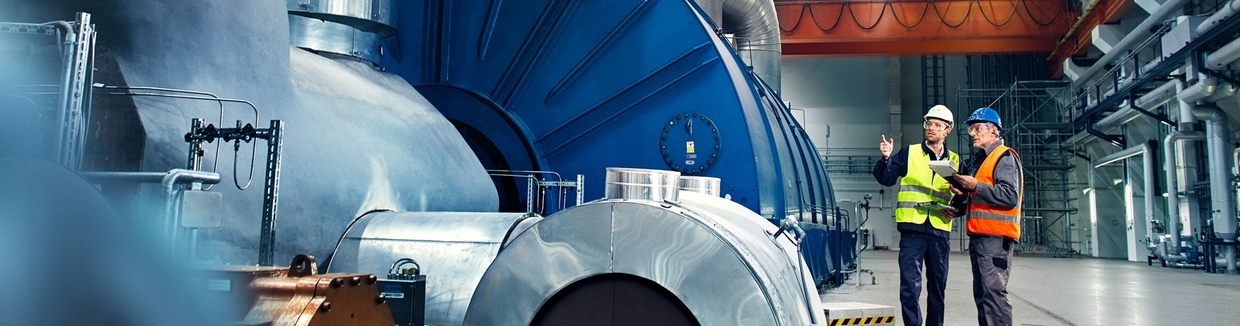 Inženir pred turbino elektrarne