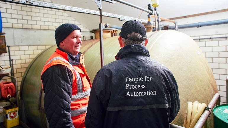 Tank in a wastewater treatment plant for chemicals based on iron and / or aluminum